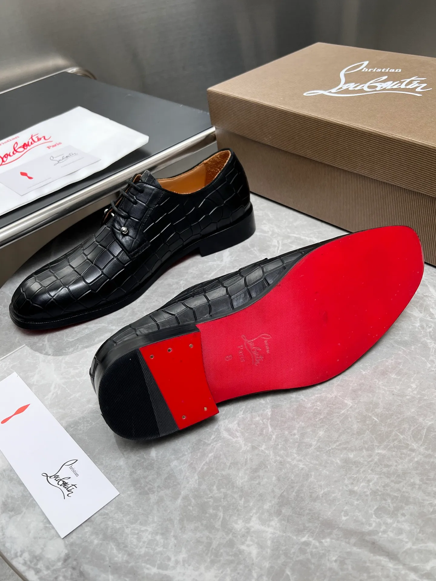 [CL red sole] Top P: 900💰 Number of yards: 39~44 (38.4546. Customized, non-refundable) CL new men's formal shoes Loaf leather shoes Christia* Loubouti* red sole shoes The red sole is luxurious and elegant, reshaping the style boundary of casual formal wear. It is extremely innovative in material selection, and creates a rich visual and tactile experience through the collision of different materials! Made of top-grade calfskin/glossy patent leather/spliced ​​technical fabric in contrasting colors. The upper is stitched by hand with fine and even stitching. It is based on the square-toe loafer shoe shape, with neat and elegant lines, which fits the toughness of men's wear. The upper is embellished with metal rivets, injecting individual details into classic loafers, breaking the mediocrity of casual shoes, and giving a concrete expression of "low-key luxury". From the original color/red cowhide lining inside the shoe to the instantly recognizable red sole, the "red sole" is not only the brand's visual identity, but also a "luxury codeword" when walking. The red sole exposed inadvertently conveys taste and identity instantly. From the innovative splicing of materials, to the personalized fusion of design, to the ingenious inheritance of craftsmanship, the Christian Louboutin men's loafer series is not only a pair of casual shoes, but also a "yuppie style" dressing weapon for men. Whether it is a casual business meeting or a casual look for daily travel, it can help you become a unique and stylish man in every occasion with its "red Loaf" attitude.